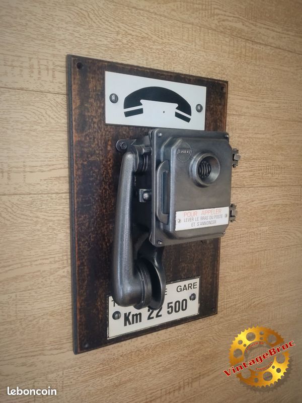 Ancien Téléphone de Gare SNCF converti en Boite à Clefs / Clés dans un Esprit Industriel... Design & Created by Fingercut Modèle Unique Disponible à La Vente 320 euros (Envoi Possible) (image 2)