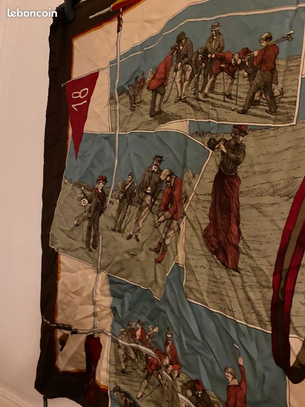 Superbe Foulard carré en soie Les Trois Quartiers vintage sur Gens de