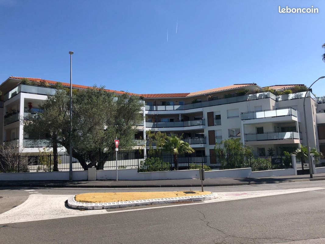 Particulier loue T2 * * * climatisé de 49m2 avec piscine proche plage et port (image 1)