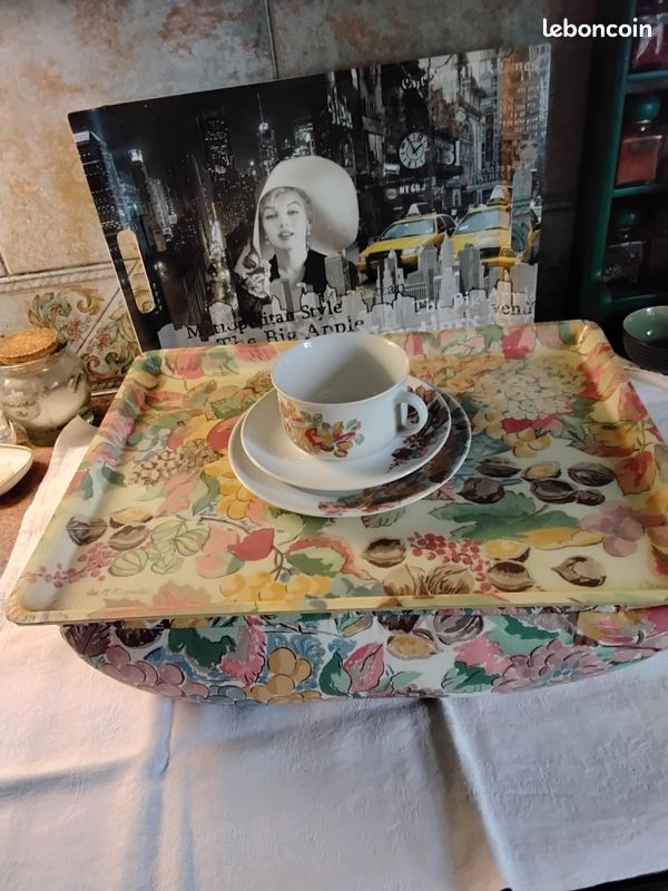 Plateau Petit-déjeuner Ancien Porcelaine Blanche Décor Grues Et Fleurs + Tasse