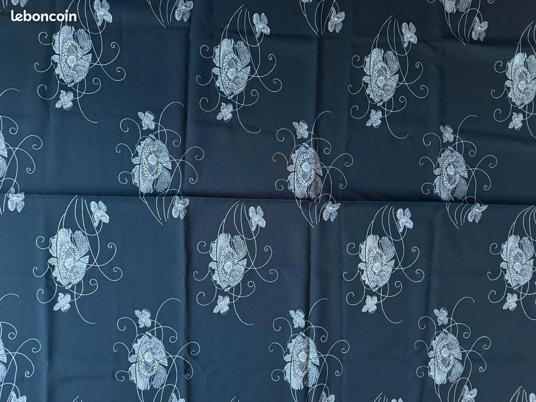 Coupon de Tissu crêpe noir imprimé fleurs blanches 145*126 cm (image 4)