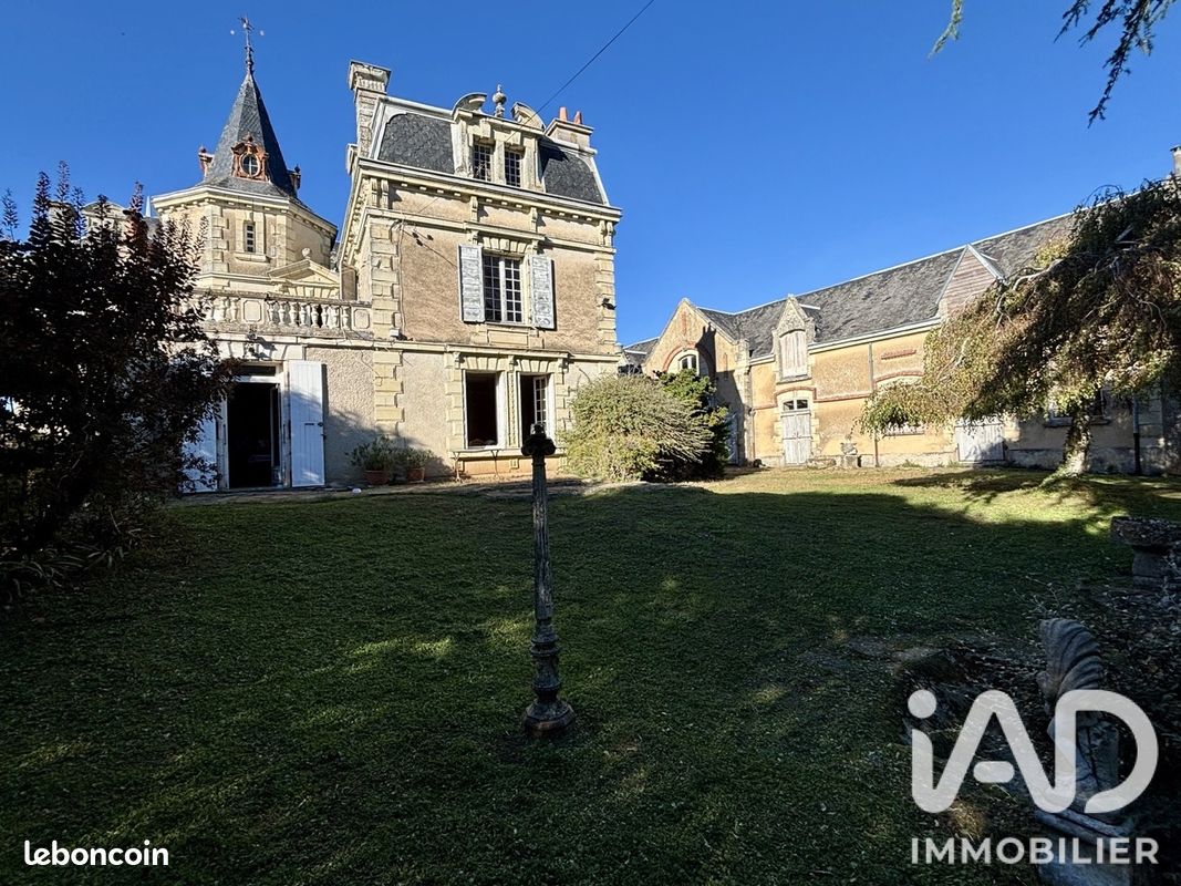 Maison 11 pièces 302 m² · à Irais · 302 m² · 296 000 €