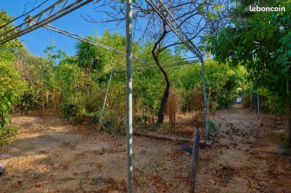 Terrain 184 m² · à Solliès-Pont · 140 000 €