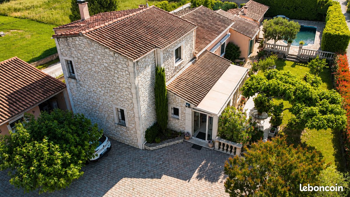 Maison 7 pièces 158 m² · à Sauveterre · 158 m² · 490 000 €