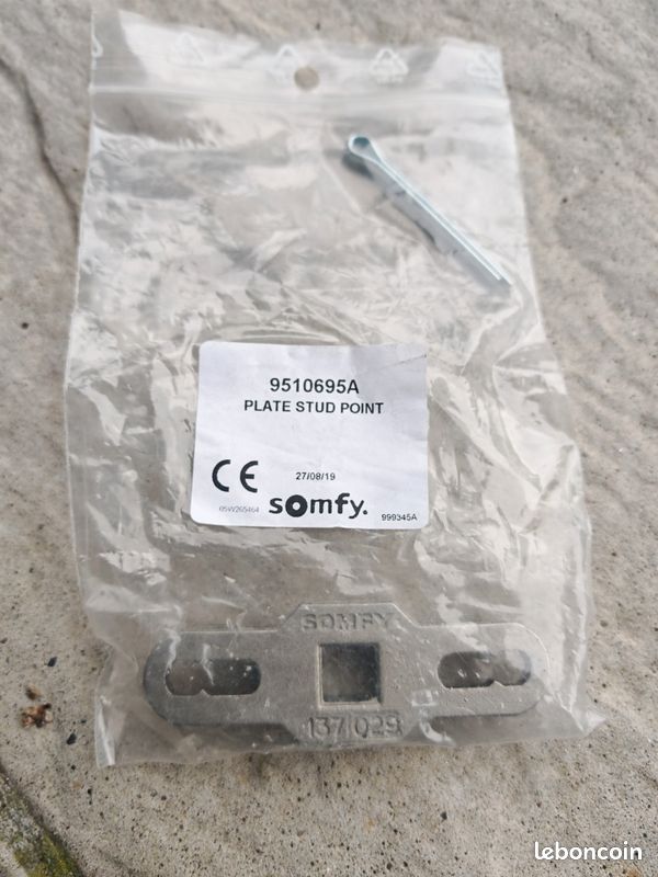 Plaq point fix ls40/lt50 (x10)Plaqle point fix volet ls40/lt50 somfy
Les Atouts de l'article:
Muni d'un alésage ø 13mm pour le passage d'une tige filetée M12 pour montage en tendeur (image 2)