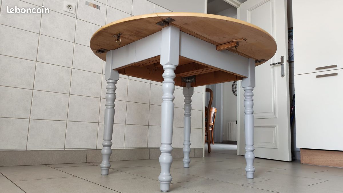 Table ronde à volets avec 4 chaises (image 3)