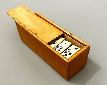 Boite et dominos. Jeu populaire, complet de 28 dominos en plaquettes d