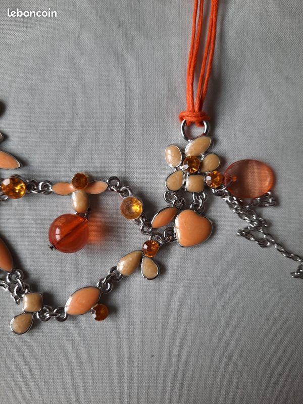 Collier Rétro Avec Pendentif Fleur En Pâte De Verre Orange - Cordelette Noire - Référence 422 - Occasion