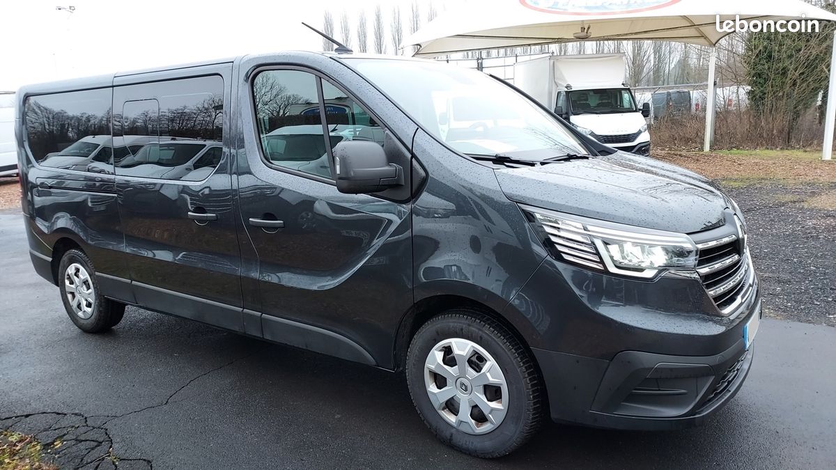 Renault TRAFIC III COMBI GRIS FONCÉ L2 2.0 BLUE DCI 150CH S&S ZEN 9 PLACES (image 1)