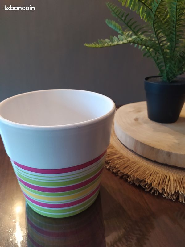 Cache pot (image 1)
