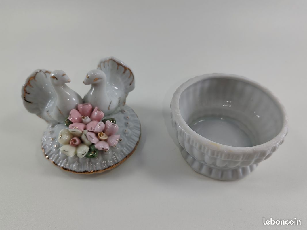 Ancienne Bonbonnière Ou Boîte à Bijoux En Céramique Blanche - Fleurs En Relief, Marque CVA, Occasion