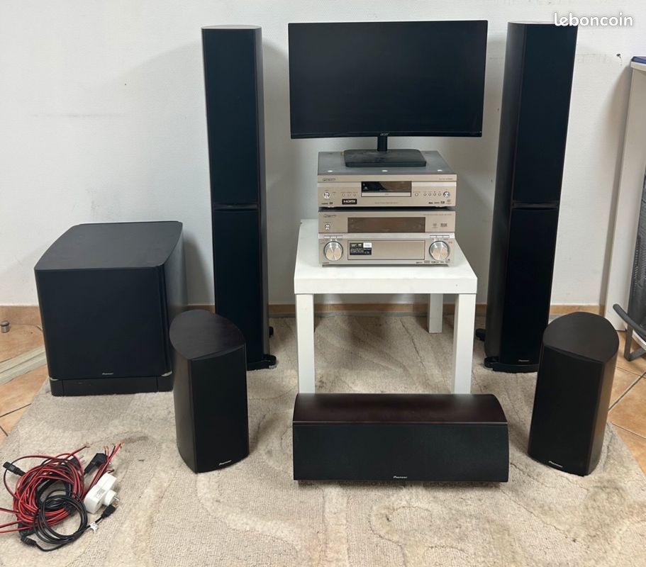 L'Arcam AVR 850 amplificateur Home Cinéma haut de gamme Photo Stock - Alamy
