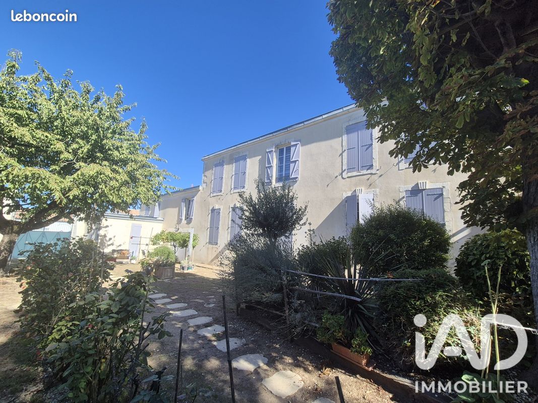 Maison 14 pièces 574 m² · à Bourgneuf · 574 m² · 1 552 000 €