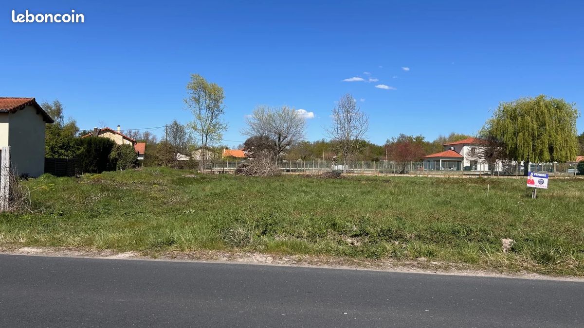 Terrain 1559 m² · à Lezoux · 1 559 m² · 66 000 €
