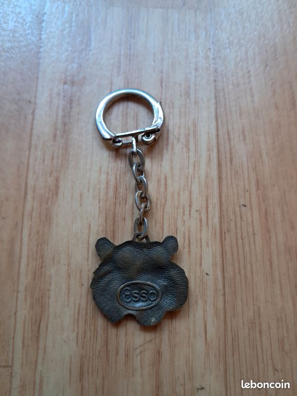 Lot 2 pin's (image 2)