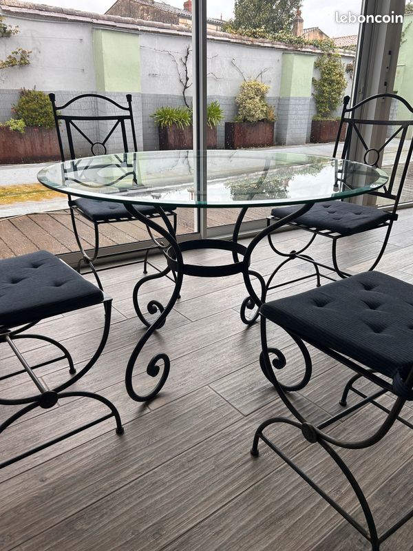 Table fer forgé avec plateau verre + 4 chaises (image 1)
