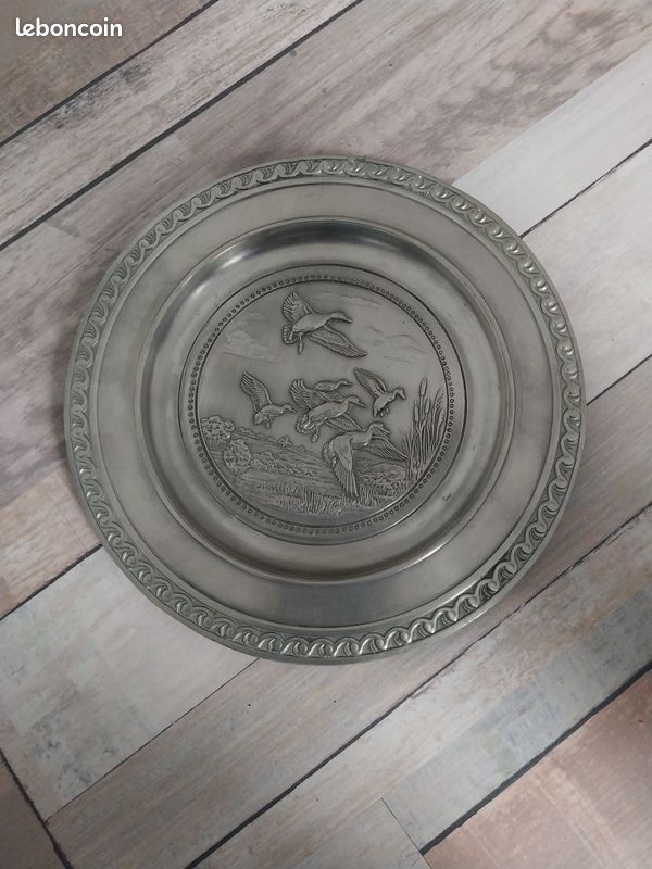 Assiette décoratif en étain (image 1)