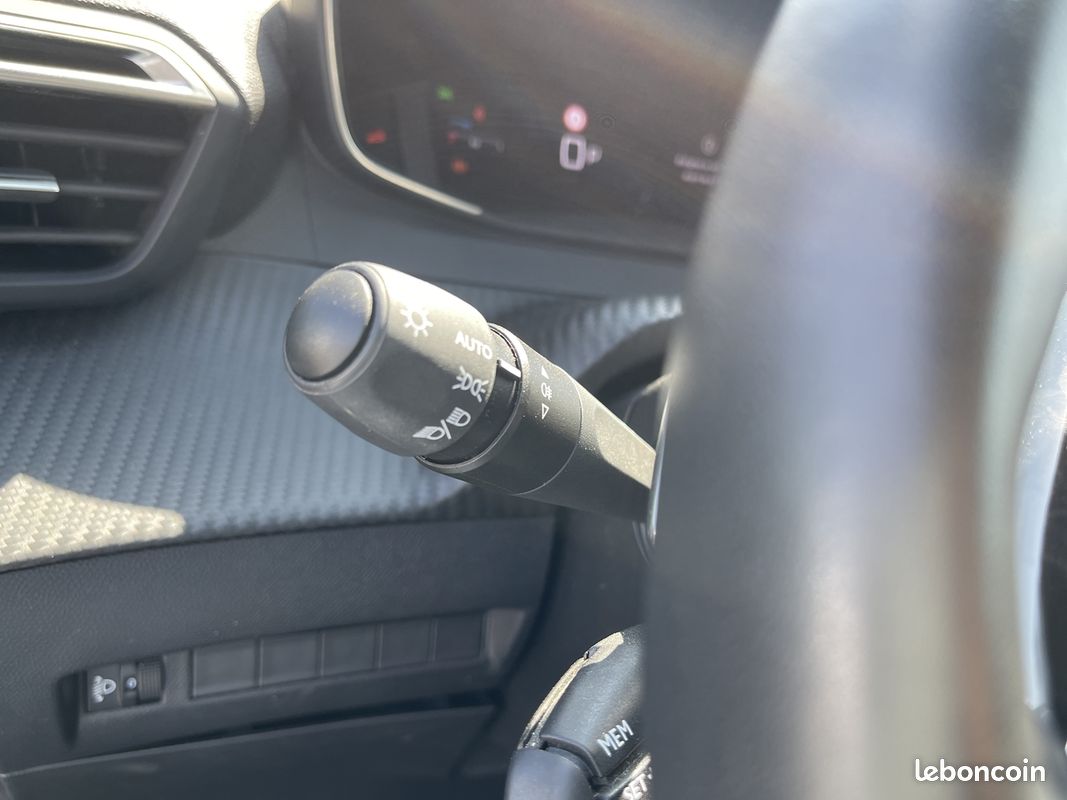 Peugeot 2008 1.2 HYBRID 145CH ALLURE E-DCS6 (image 18)