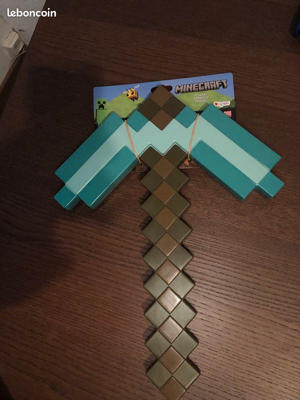 Pioche minecraft en diamants (image 1)