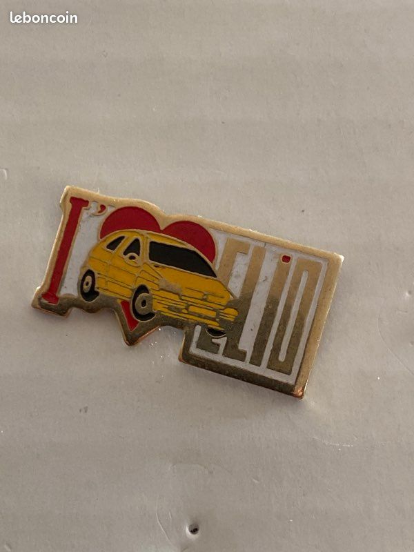 Pin’s Renault clio (image 1)
