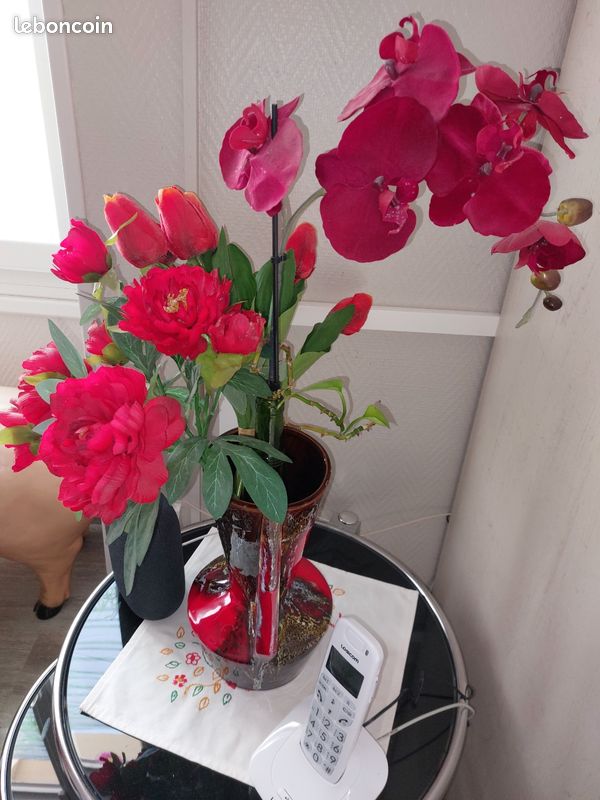 Très jolie vase de décoration ou pour mettre de très belles fleurs aussi naturel le vase est accompagné avec ses jolies fleurs artificielles (image 2)