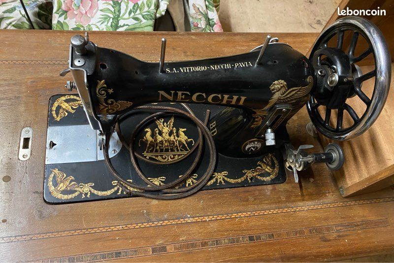 Machine à coudre ancienne Necchi sur table d'origine vintage (image 2)