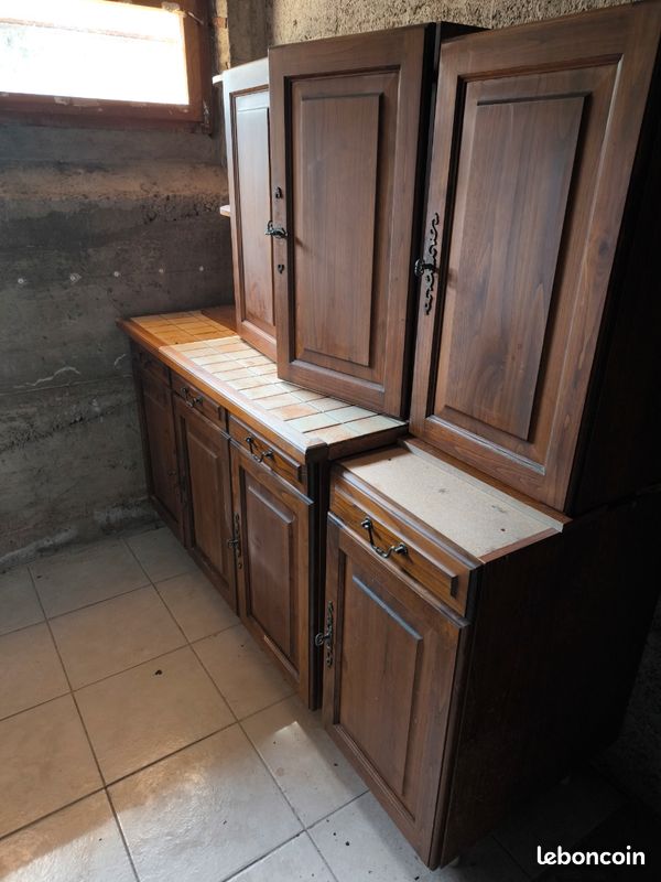 Meuble de cuisine rustique en bois avec plan de travail carrelé (image 1)