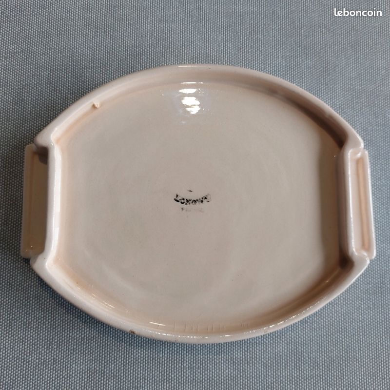 Plat à tarte en faïence rose, Longwy – Début de Série