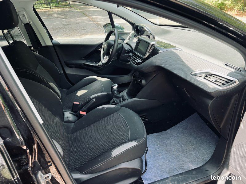 Peugeot 208 - 1.2 PureTech 82ch - 5 Portes - SEULEMENT 46 000 km (image 2)
