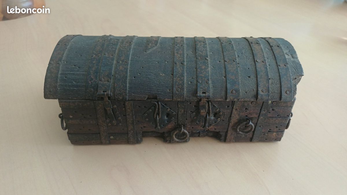 Coffret miniature ancien en bois et fer forgé / Coffre fort de maîtrise Art Populaire (image 1)