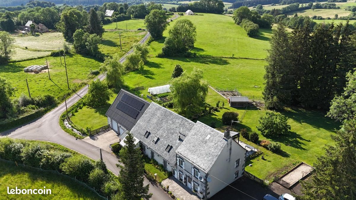 Maison 9 pièces 324 m² · à Saint-Sauves-d'Auvergne · 324 m² · 459 000 €