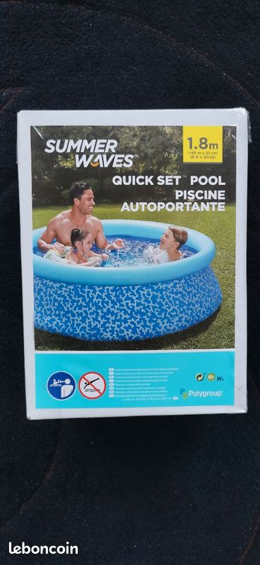 Piscine design bleu et blanc (image 1)