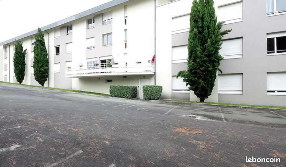 Lot 2 places - proche tram · à Mérignac · 7 500 €