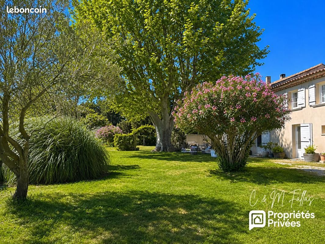 Maison 9 pièces 205 m² · à Camaret-sur-Aigues · 205 m² · 463 000 €