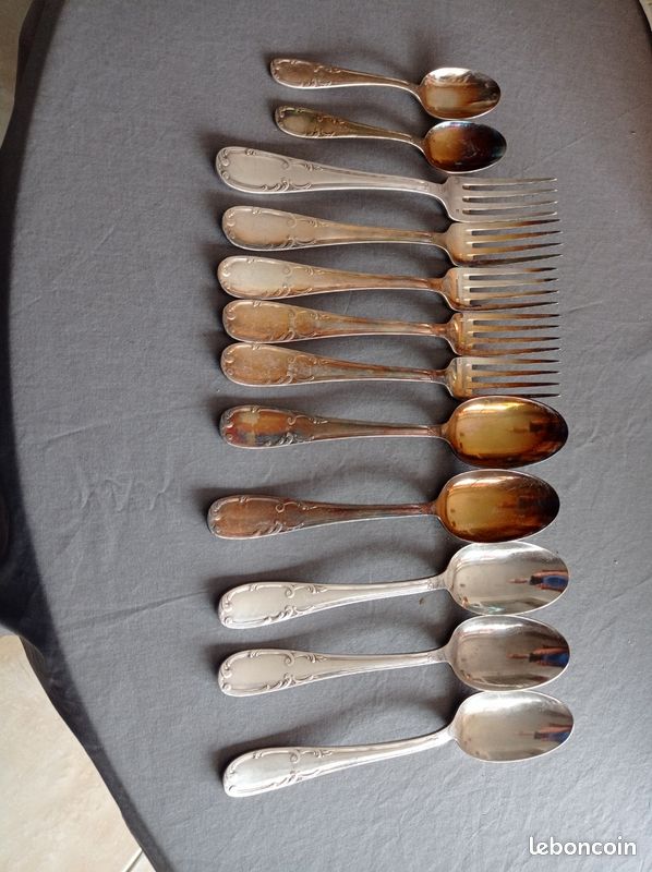 Lot de12 couverts en métal argenté avec jolies décorations (5 fourchettes et 5 cuillères et 2 petites cuillères) (image 1)