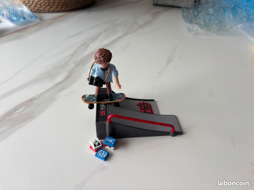 Playmobil 9094 Garçon avec skateboard - Skateboarder (image 1)