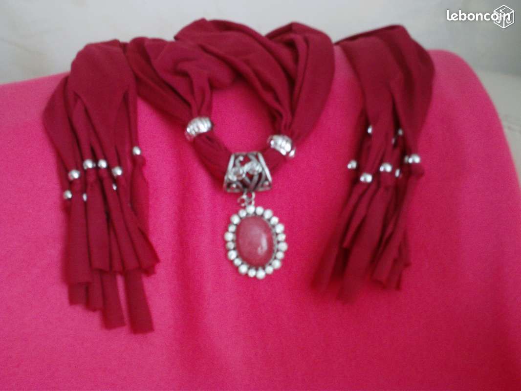 Echarpe bijou rouge (image 1)
