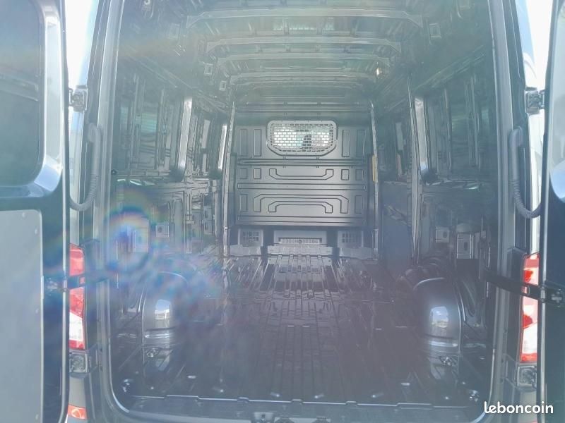 Volkswagen Crafter Fg 35 L3H3 2.0 TDI 140ch Business Traction BVA8 (image 17)