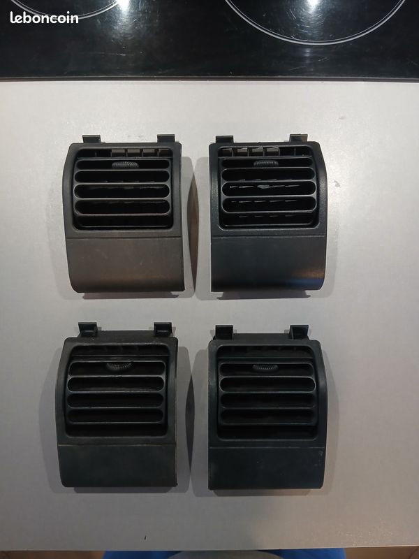 Grilles de ventilation 205 gti (image 1)