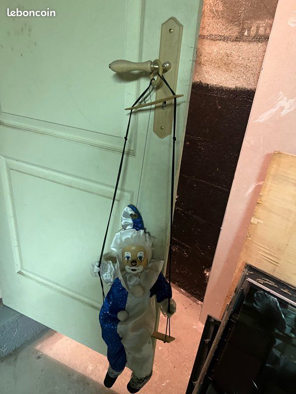Clown sur balançoire (image 1)