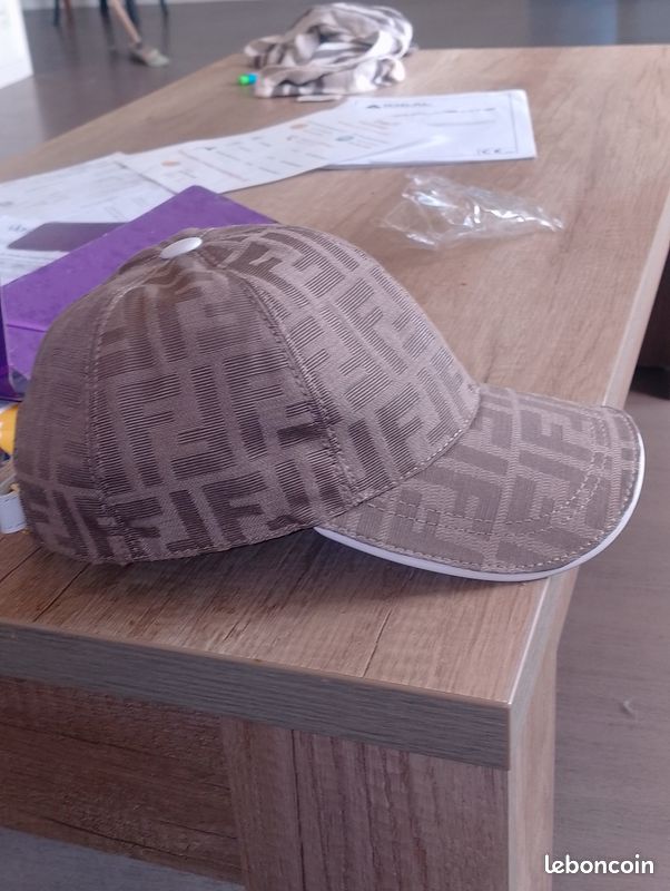Casquette Fendi comme neuf original 100 (image 2)