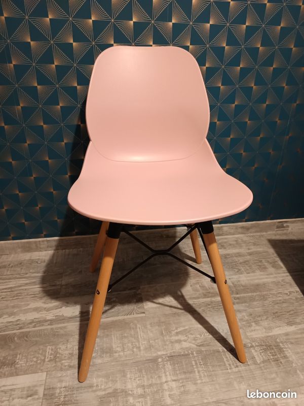 Chaise scandinave rose (image 1)