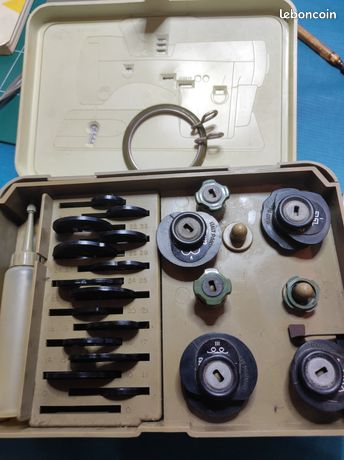 Machine à Coudre Necchi Supernova Automatica C (italienne, Vintage, électronique)