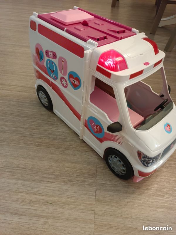 Ambulance de barbie (image 1)