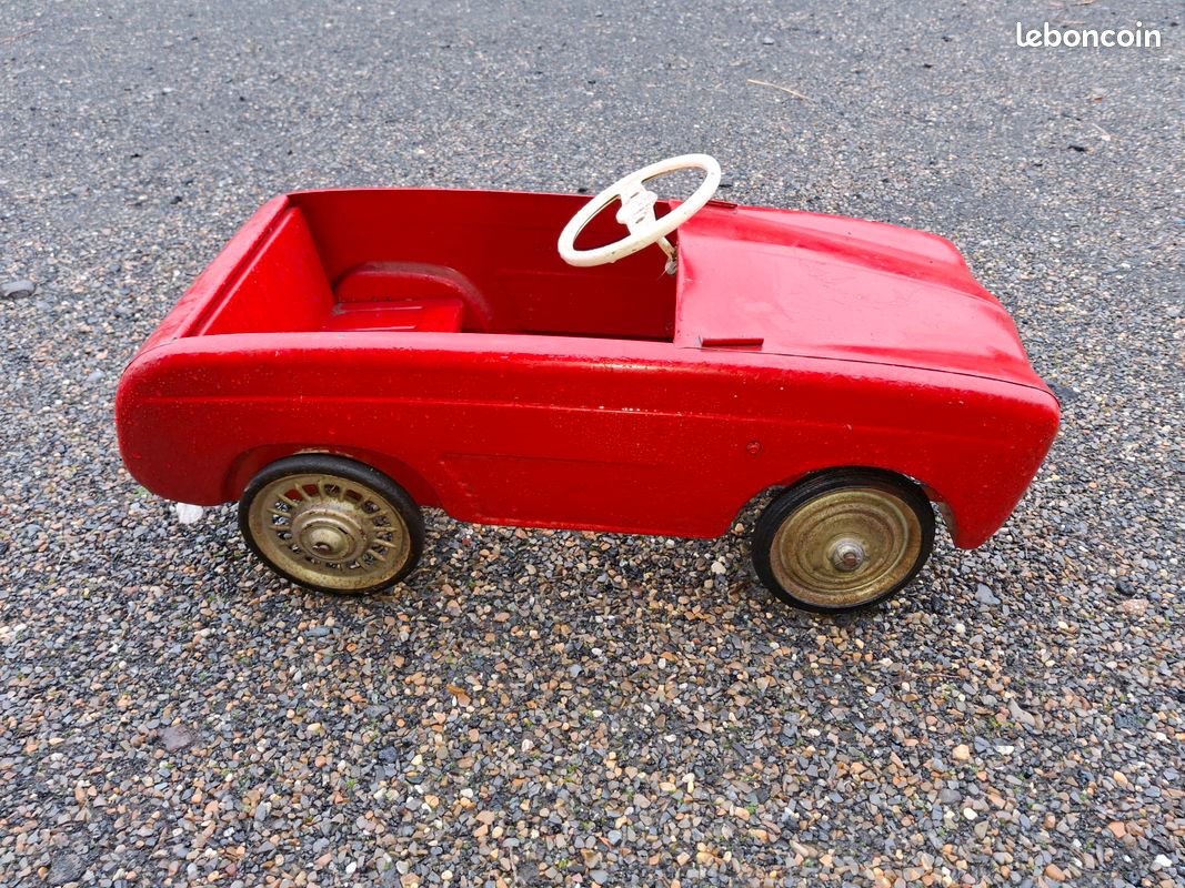 Ancienne Voiture à Pédale En Tôle - Rouillée, Bonne Déco Vintage