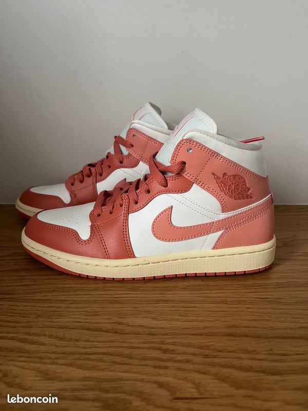 Baskets Streetwear Lifestyle WMNS Nike Air Jordan 1 Mid Madder Root Taille 7.5 38,5 Neuf (image 3)