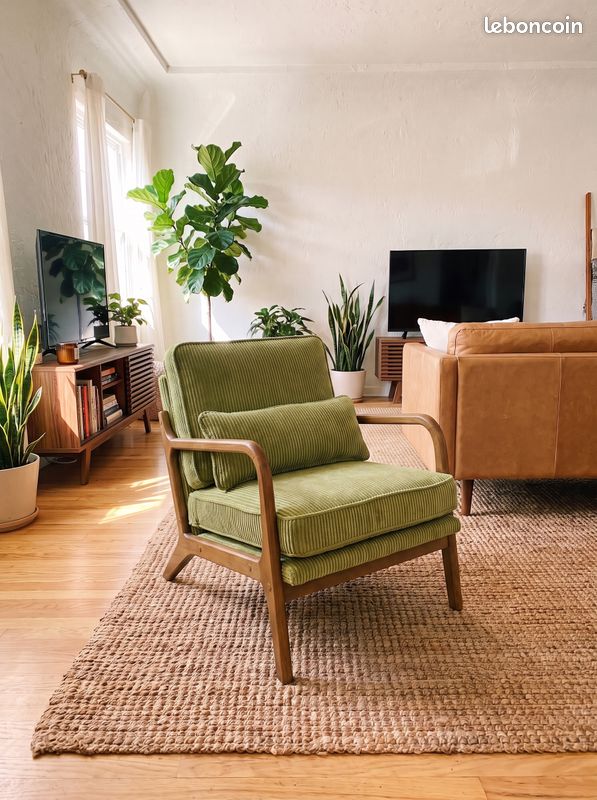 Fauteuil rétro en velours côtelé vert olive et structure bois (image 1)
