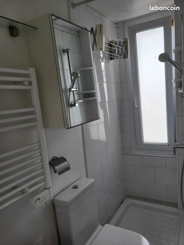 Studio lumineux de 15 m² avec balcon et vue sur les toits (image 13)