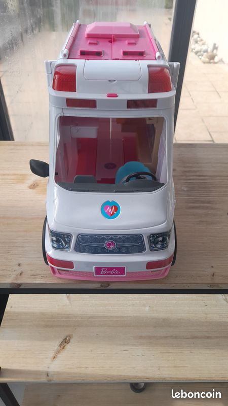 Barbie + véhicule ambulance et hôpital (image 3)