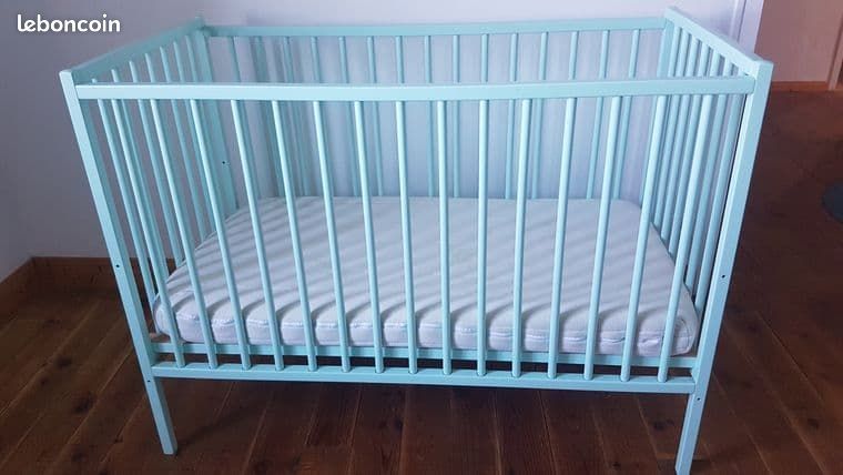 Vends lit à barreaux Combelle vert mint avec matelas en biocoton (image 1)